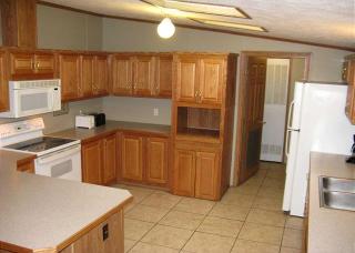 Spacious Vacation Cottage Rental near the Waterfront in Beautiful Put-in-Bay, Ohio - Put-in-Bay - 2