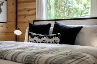 Riverside Pet Friendly Cabin with Hot Tub and Firepit on Glover River, Broken Bow, OK - Wright City - 1