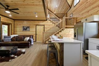 Waterfront Pet Friendly Cabin on Glover River with Hot Tub near Hochatown, Oklahoma - Wright City - 7