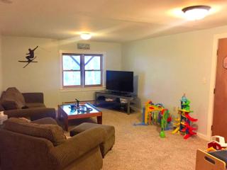 Spacious Log Cabin for a Family Getaway near the Zoar Outdoor Adventure Resort in Massachusetts - Charlemont - 1