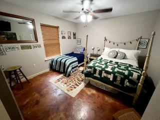 Stunning Creek-side Cabin Rental for Family Friendly Stays in Liberty, Mississippi - Liberty - 1