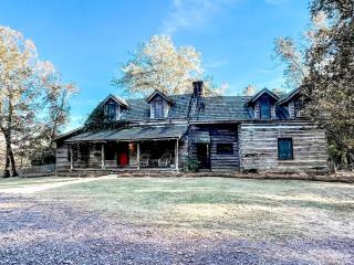 Historic Rural Cabin Ideal for Families in Wilsonville, Alabama - 9
