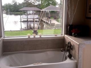 Beautiful Waterfront Cottage Rental with a Pool near New Orleans, Louisiana - Slidell - 3
