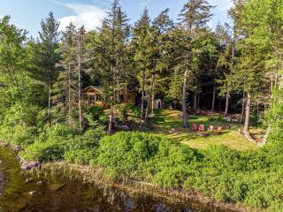 Stay in this cozy cabin rental in Piseco Lake, New York! - - 3