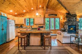 Stay in this cozy cabin rental in Piseco Lake, New York! - - 2