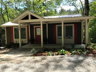 Lovely Cabin Rental with Spacious Backyard in Cashiers, North Carolina - Cashiers - 0