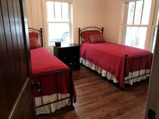Lovely Cabin Rental with Spacious Backyard in Cashiers, North Carolina - Cashiers - 2