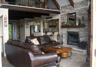 Rural Cabin Rental with a Hot Tub and Pool Access near Lake Galena, Illinois - Galena - 6