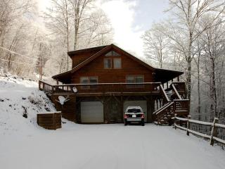 Breathtaking Smoky Mountains Cabin with Hot Tub in Maggie Valley, North Carolina - Maggie Valley - 7