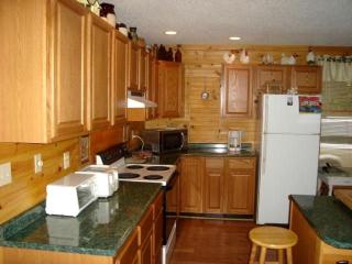 Large Camping Cabin with a Hot Tub near Beech Mountain, North Carolina - Elk Park - 7