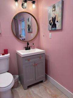 Unique Barbie-Themed Pink Cabin in Black Mountain, North Carolina - Black Mountain - 6