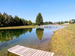 Stunning Cabin Getaway Perfect for Large Groups Situated in Boyne Falls, Michigan - Boyne Falls - 0
