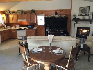Romantic Couples' Cabin with a Gas Fireplace near Table Rock Lake, Missouri - Eureka Springs - 6