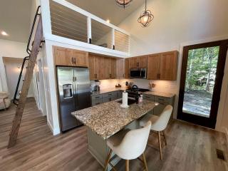 Lakefront Cabin with Two Decks and Back Yard in Tennessee - 8