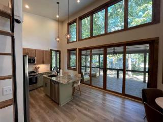 Lakefront Cabin with Two Decks and Back Yard in Tennessee - Tracy City - 6