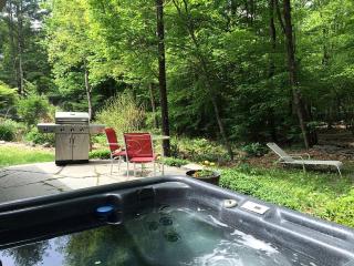 Romantic Streamside Barn Rental with Hot Tub in Heart of Woodstock, New York - Mount Tremper - 6