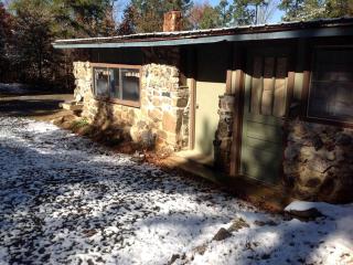 Rustic Camping Cabin with Unique Stone Shower near Mena, Arkansas - Mena - 0
