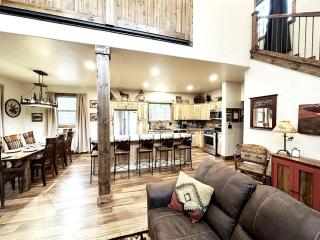 Incredible Wooden Cabin with Fantastic Hiking Trails in Island Park, Idaho - Island Park - 5