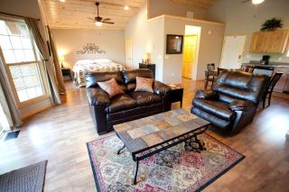Lakefront Cozy Cabin with Hot-tub in Carbondale, Illinois - Carbondale - 6