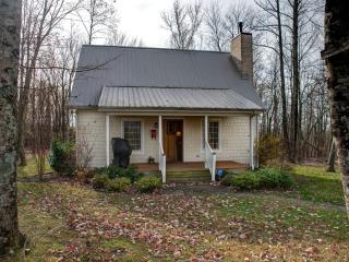 Cozy and Secluded Woodland Cabin with a Front Porch in Cookeville, Tennessee - Cookeville - 0