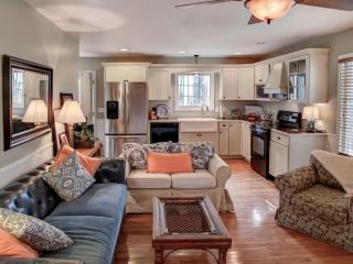 Cozy and Secluded Woodland Cabin with a Front Porch in Cookeville, Tennessee - Cookeville - 3