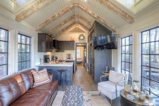 Magical Tiny Cottage with Lovely Outdoor Living in Tennessee - 7