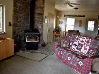 Off-The-Grid Cottage Rental with 360-Degree Mountain Views near Cascade, Idaho - Cascade - 7