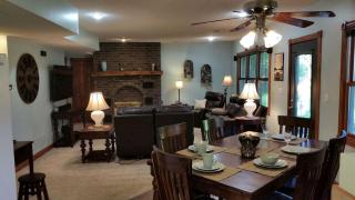 Cozy and Tranquil Bed and Breakfast with Wood-Burning Fireplace in Harrisonville, Missouri - Harrisonville - 9