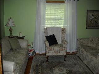 Cottage with Lovely Front Porch in the Blue Ridge Mountains of Virginia - Stuart - 5