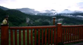 Romantic Vacation Getaway in a Hillside Lodge near Asheville in Leicester, North Carolina - Leicester - 4