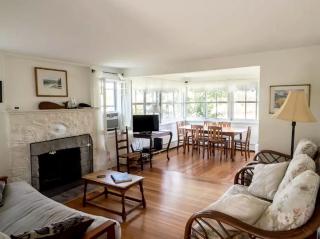 Charming 20th-Century Cape Cod Cottage Rental in Woods Hole, Massachusetts - Woods Hole - 7