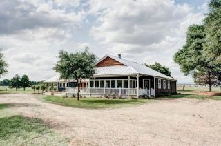 Modern Luxury Rental with Bohemian Decor near Antique Show in Round Top, Texas - Round Top - 8