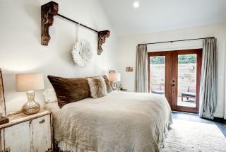 Modern Luxury Rental with Bohemian Decor near Antique Show in Round Top, Texas - Round Top - 6