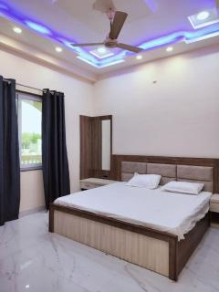 Hotel J K Palace - - 7