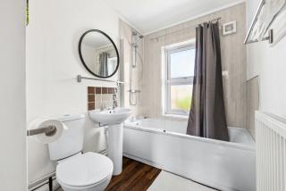 2BR Leamington Spa, by Clarendon Stays, FREE Parking, WiFi, Smart TV! - Leamington Spa - 6