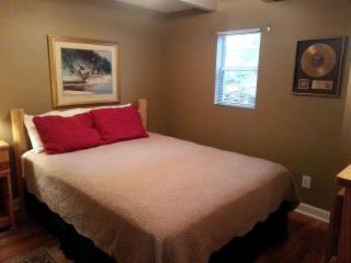 Lakefront Cottage Rental with Outdoor Shower near Downtown Nashville, Tennessee - Mount Juliet - 3