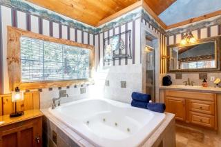 Cozy Four-Person Cabin Secluded in the Woodlands of Angelus Oaks, California - Forest Falls - 1