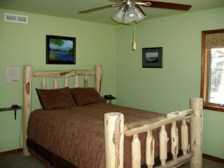 Secluded Cabin Rental with 20 Acres of Private Forest near Missoula, Montana - Hamilton - 2