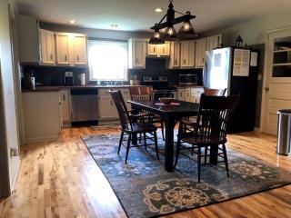 Cozy Getaway Cabin with a Hot Tub near the Wayne National Forest, Ohio - Nelsonville - 6