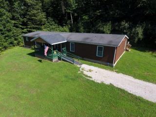 Inviting Vacation Cabin with a Private Hot Tub in Nelsonville, Ohio - Nelsonville - 0