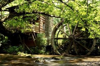 Spectacular Creekfront Cabin with Hot-tub in Gatlinburg, Tennessee - Gatlinburg - 9