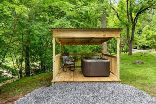 Spectacular Creekfront Cabin with Hot-tub in Gatlinburg, Tennessee - Gatlinburg - 6