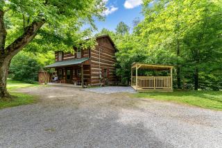 Spectacular Creekfront Cabin with Hot-tub in Gatlinburg, Tennessee - Gatlinburg - 4