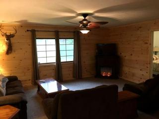 Rustic Cabin Getaway with a Hot Tub in Nelsonville, Ohio - Nelsonville - 0