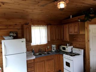 Romantic Country Cabin Rental with a Private Hot Tub in Nelsonville, Ohio - Nelsonville - 6