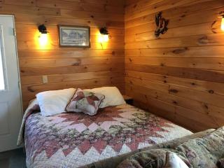 Romantic Country Cabin Rental with a Private Hot Tub in Nelsonville, Ohio - Nelsonville - 5