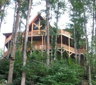 Stunning Three-Story Cabin Retreat Nestled by the Nantahala National Forest in North Carolina - Franklin - 0