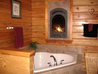 Stunning Three-Story Cabin Retreat Nestled by the Nantahala National Forest in North Carolina - Franklin - 3