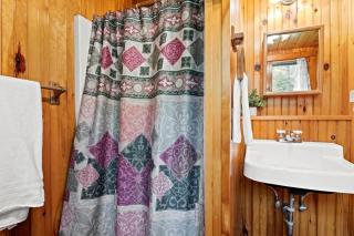 Cozy Cabin for Eight People with Lake Views near Plattsburgh - - 4