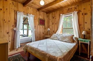 Cozy Cabin for Eight People with Lake Views near Plattsburgh - - 2